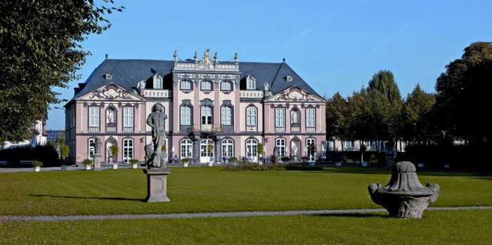 Schloss Molsdorf. Spätbarocke Anlage. Adelssitz des Grafen Gotter Frontalansicht eines Schlosses, blauer Himmel
