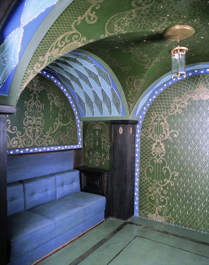 Ruhenische Maria von Gneisenaus auf Schloss Molsdorf, um 1910. Ausführung / Design: Paul Schultze-Naumburg und Saalecker Werkstätten Grün-blau gestalteter Gewölberaum mit blauer Couch.