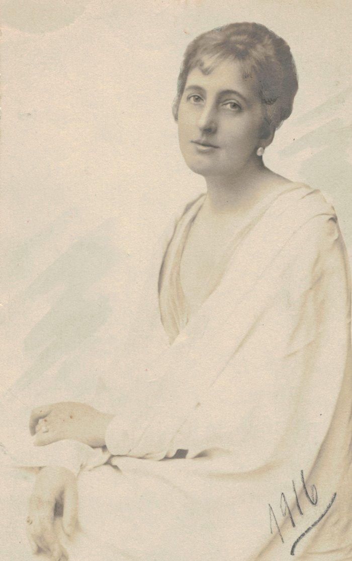 Maria von Gneisenau, 1916. Porträtfotografie, umseitig eigenhändig beschriftet "Maria Gneisenau/Herbst 1916" Dame in Weiß.