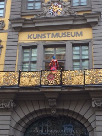 Figur auf dem Balkon des Angermuseums