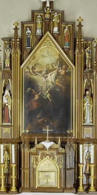 Kleiner Altar mit Gemälde und Heiligendarstellungen.