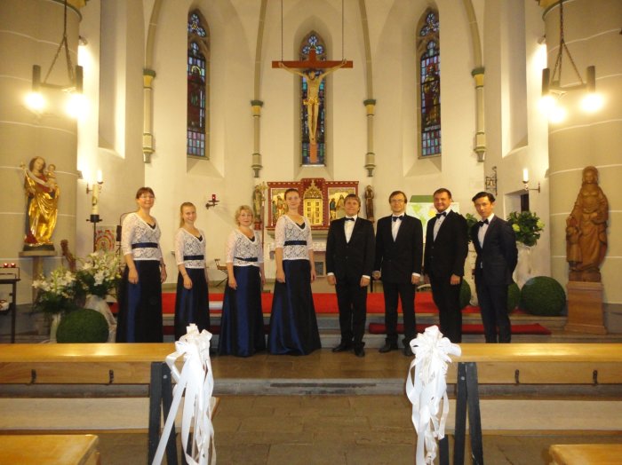 "Wir wollen alle unsere Zuhörer mitreißen und ihnen die slawische Kultur durch Musiksprache etwas näher bringen", so die Mitglieder der Singgruppe Matrjoschka 8 Chormitglieder in einer Kirche.