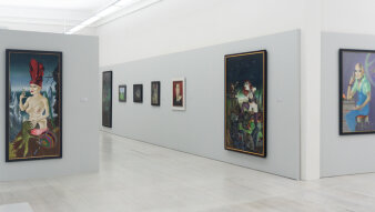 Blick in einen hellen Raum mit farbigen Leinwänden mit gemalten Personend darauf