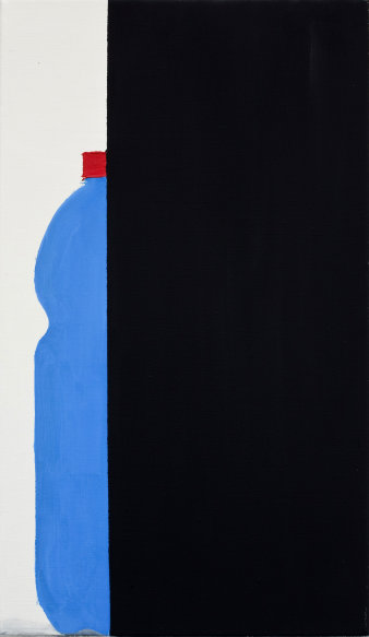 blaue Flasche, rechts schwarze Fläche