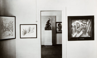 Schwarz-Weiß-Aufnahme eines Ausstellungsbereiches.