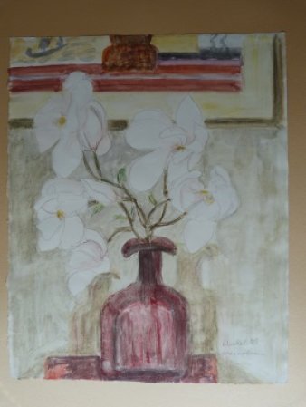 Weiße Magnolien in einer roten Vase