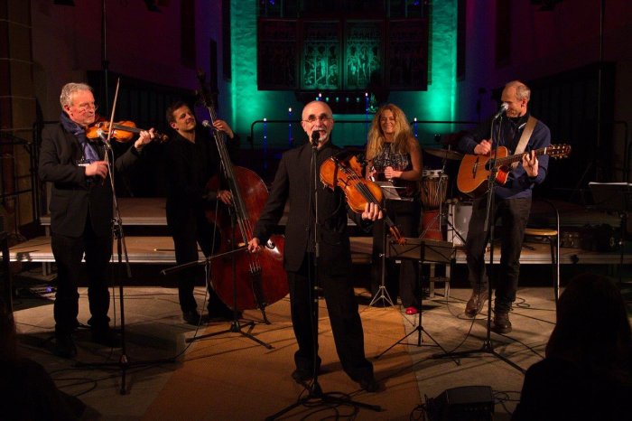 The String Company Fünf Musiker mit ihren Instrumenten