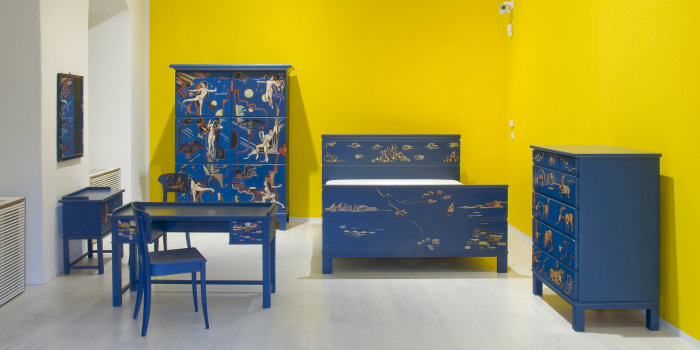 Blaue Schlafzimmermöbel mit Bemalung - ein Tisch, zwei Stühle, ein Kleiderschrank, ein Bett, eine große und eine kleine Kommode sowie ein Spiegel