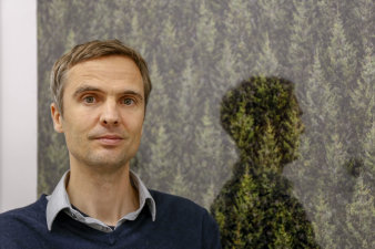 Foto: Sebastian Pütz in seiner Ausstellung "Vor einem Bild" in der Kunsthalle © Stadtverwaltung Erfurt Ein Mann steht vor einem Bild