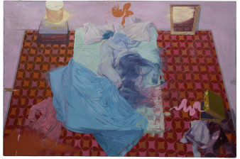 Farbiges Ölgemälde, in dessen Mittelpunkt ein Bett steht, auf dem sich eine nackte Frau an einen Zentaur schmiegt