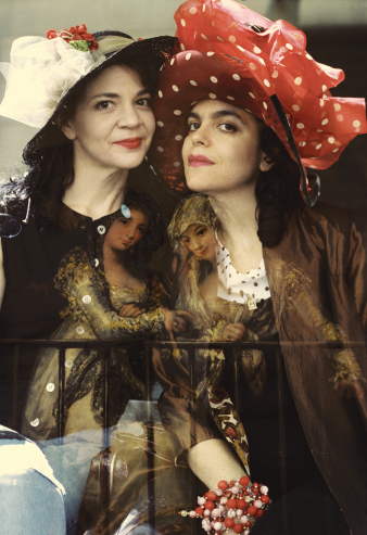 Zwei Frauen mit Hut
