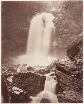 Foto eines Wasserfalls in Sepia-Optik