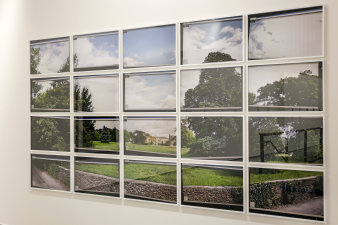Foto: Die Arbeit "Window" von Sebastian Pütz © Stadtverwaltung Erfurt Bearbeitete Fotografie eines alten Hauses mit Erkerfenster