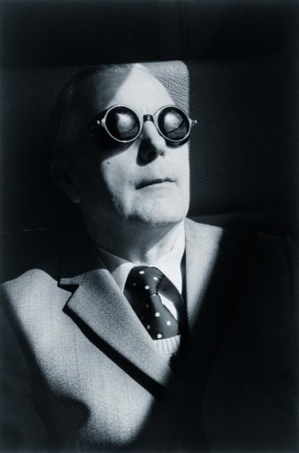 Ein Mann mit Anzug und Sonnenbrille