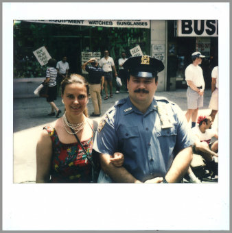Foto mit einer Frau und einem Polizisten