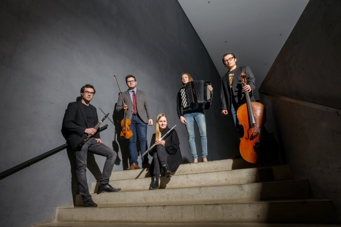 Ensemble via nova Fünf Musiker mit ihren Instrumenten