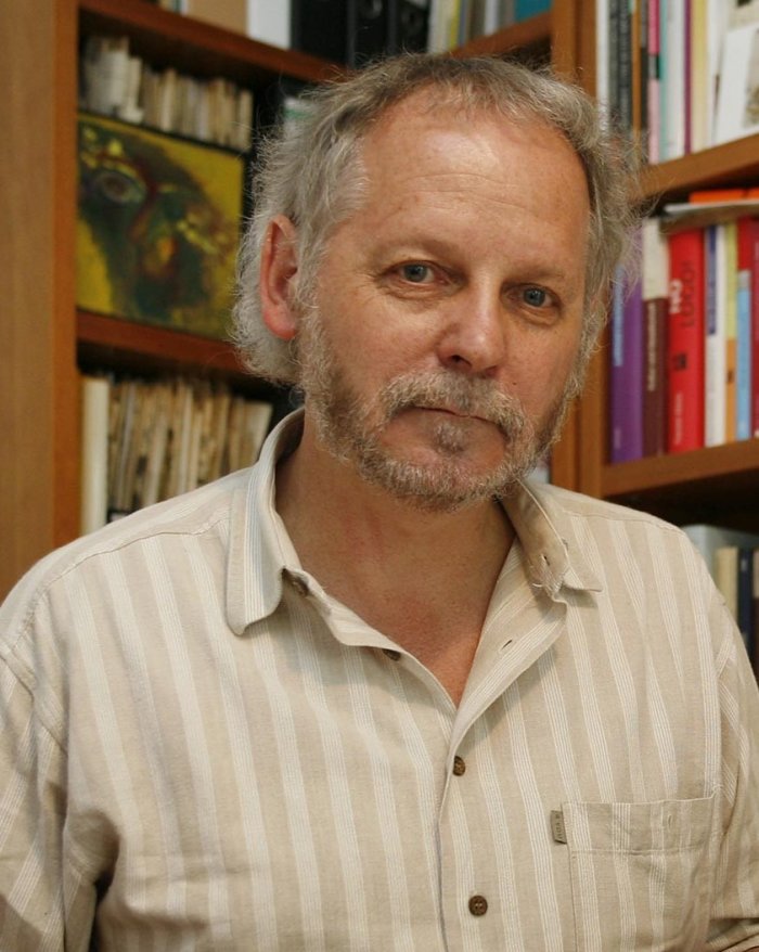 Der Autor Prof. Dr. Bernd Lindner Ein Mann schaut in die Kamera