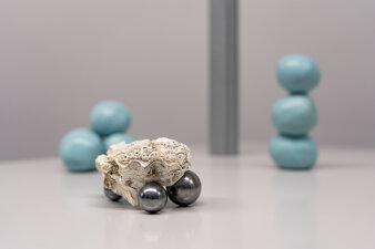 Perlen und Steine.
