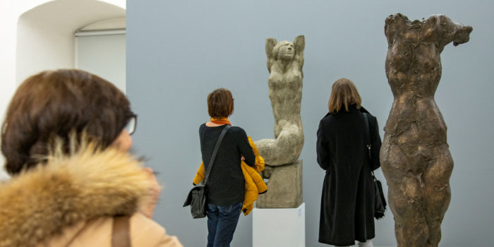 Menschen in einer Skulpturenausstellung