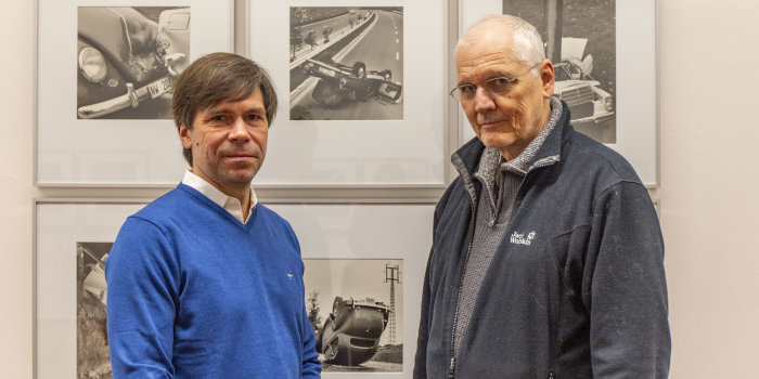 Zwei Herren in einer Ausstellung