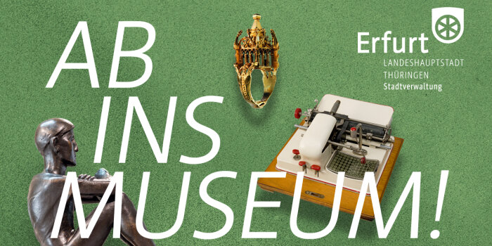 Grünes Foto mit verschiedenen Objekten, davor weiße Schrift „Ab ins Museum“