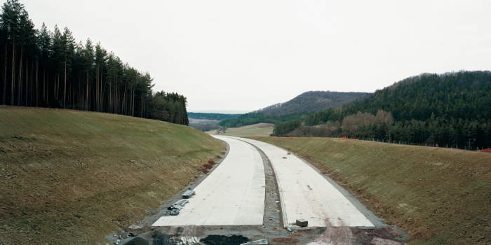 Fotografien von Hans-Christian Schink warten auf Ausstellungseröffnung