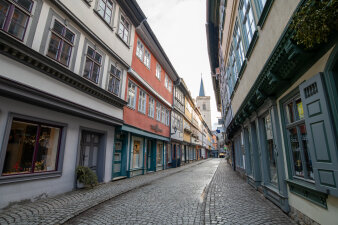 Gepflasterte Straße mit alten Häusern 