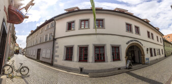 Außenansicht eines Gebäudes mit Straße