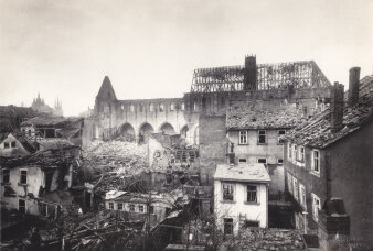 die Ruine einer Kirche nach einem Bombenangriff im 2. Weltkrieg