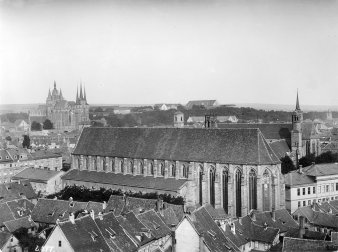 historische Luftaufnahme der Erfurt Altstadt mit einer großen Kirche im Mittelpunkt