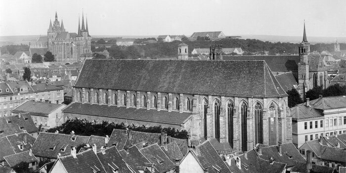 historische Luftaufnahme der Erfurt Altstadt mit einer großen Kirche im Mittelpunkt