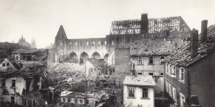 die Ruine einer Kirche nach einem Bombenangriff im 2. Weltkrieg