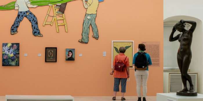 zwei Besucherinnen in einer Kunstausstellung