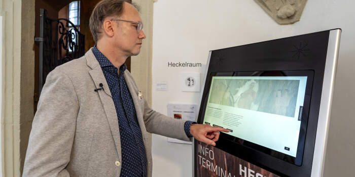 Infoterminal zum Heckelraum im Angermuseum