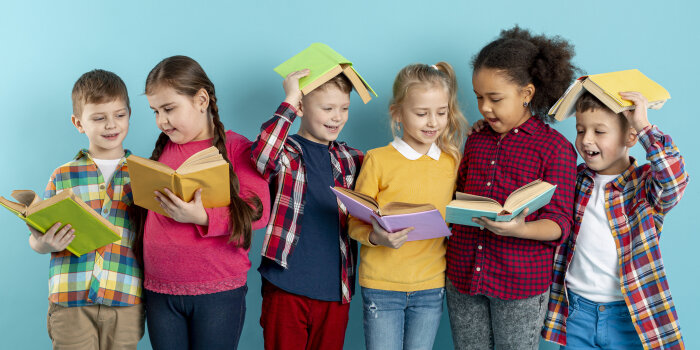 Foto: Ferienkinder © freepik.com Sechs Kinder mit Büchern