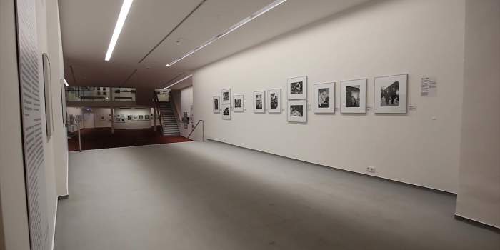 Blick in die Ausstellung „Analog und Schwarzweiß“ in der Kunsthalle