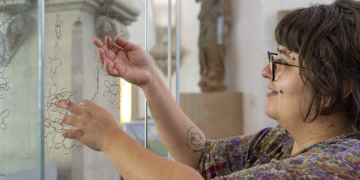 Stadtgoldschmiedin präsentiert Schmuck im Angermuseum