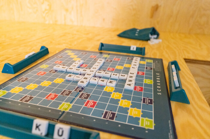 Scrabble Spiel auf einem Untergrund aus Holz