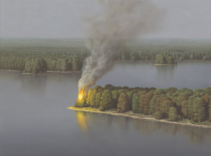 Gemälde einer Landzunge mit Bäumen von denen einer brennt. Drumherum ein Gewässer, im Hintergrund ein weiterer Wald