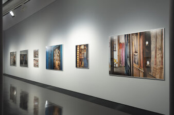 Blick in einen Ausstellungsraum mit Fotografien