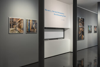 Blick in einen Ausstellungsraum mit Fotografien