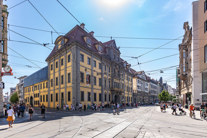 großer Platz mit Häusern und Menschen