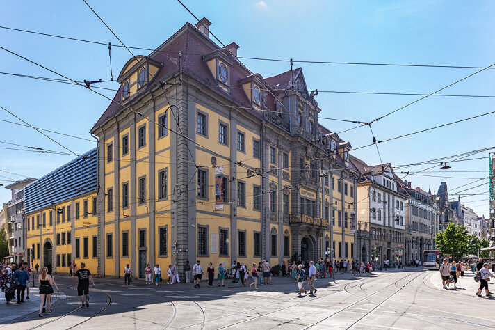 großer Platz mit Häusern und Menschen
