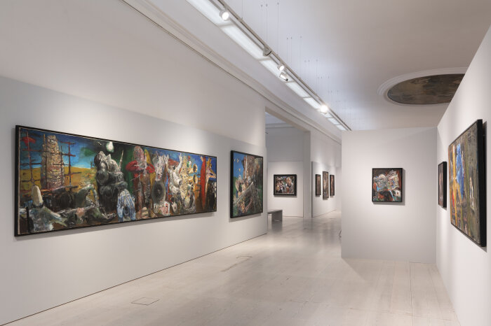 Ausstellungsraum mit mehreren großformatigen Gemälden an der Wand