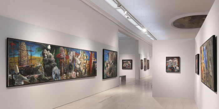 Ausstellungsraum mit mehreren großformatigen Gemälden an der Wand