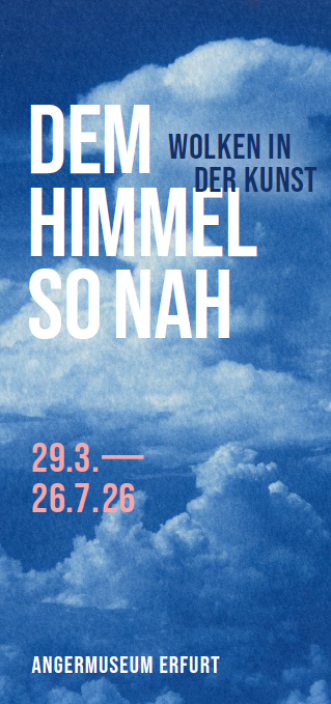 Wolkenbild mit weißer Schrift „Dem Himmel so nah. Wolken in der Kunst“, Angermuseum Erfurt