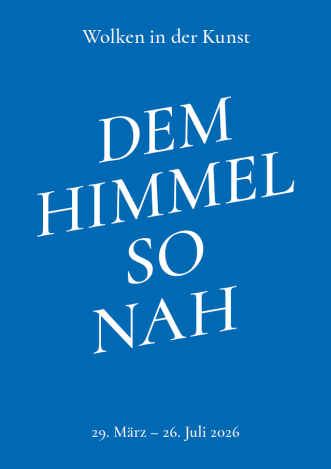 Blauer Hintergrund mit weißer Schrift „Dem Himmel so nah. Wolken in der Kunst“