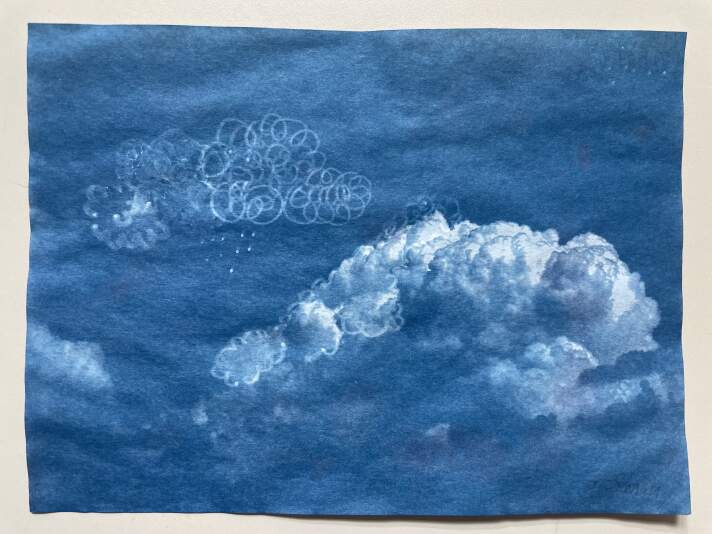 Ein Cyanotypie-Bild einer Wolkenzeichnung, bei dem einige Wolken aus weißen Spiralen bestehen.