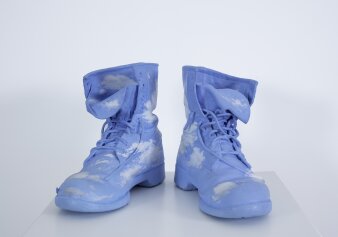 himmelblaue Schnürstiefeletten mit weißen Wolken