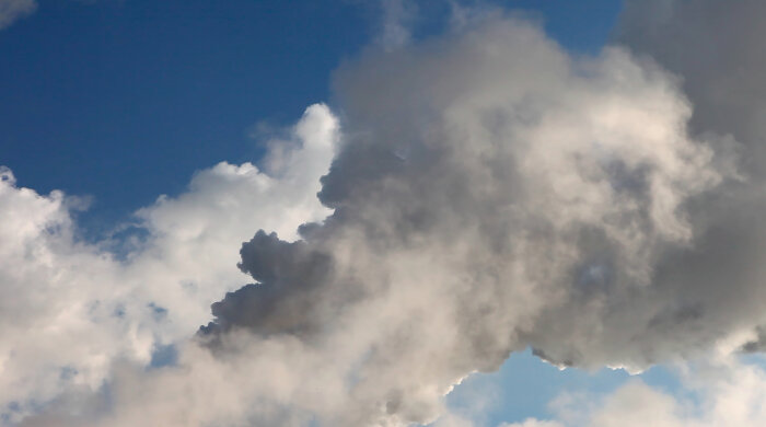 Ein blauer Himmel mit Quellwolken